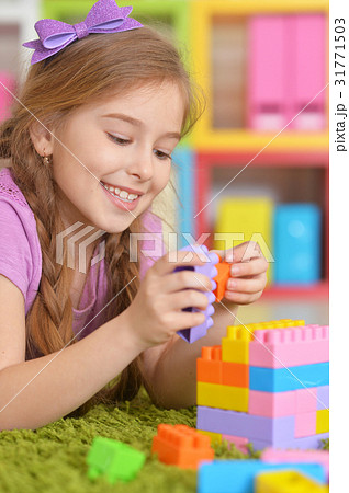 Girl playing with  blocks 31771503