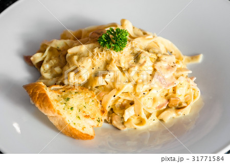 Serving of pasta carbonara national Italian dish 31771584
