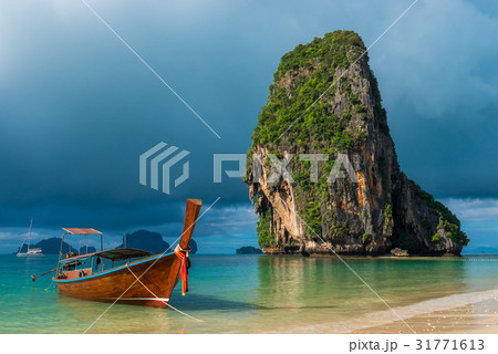 Traditional wooden Thai boat near the shore 31771613