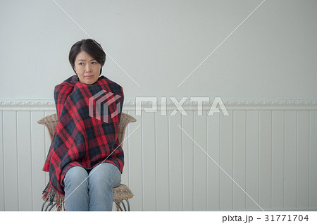 寒さに震える女性 31771704