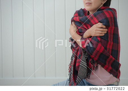 寒気を感じる冷え性の女性 31772022