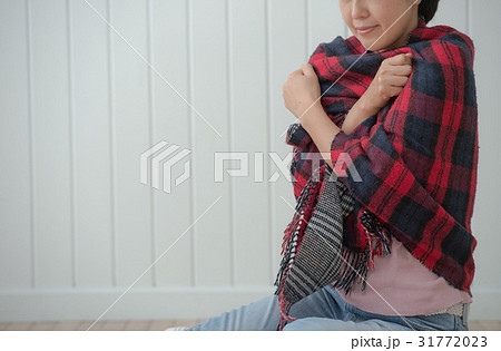 寒がる女性　エアコン　冷え性 31772023