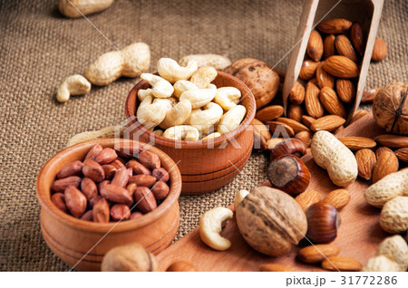 Almonds, cashew, walnuts and hazelnuts bowls Almonds, cashew, walnuts and hazelnuts bowls 31772286
