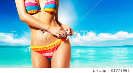 夏のボディ。カラフルなビキニでビーチに立つ女性 31773962