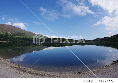 信州の湖　安曇野の北端　青木湖　残雪の白馬連峰　超広角　仁科三湖のいちばん北の湖　透明度高く深い 31774551