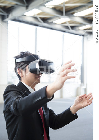 倉庫　VR　バーチャルリアリティ　ビジネスマン　工場　流通センター　配送センター　ビジネス　流通　物 31774853