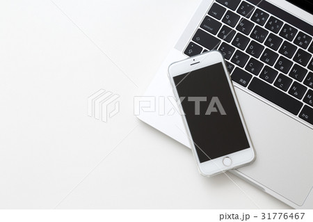 スマホとノートパソコン 31776467