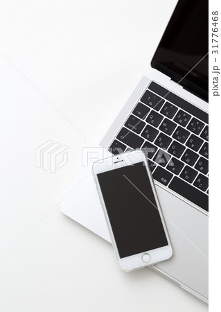 スマホとノートパソコン 31776468