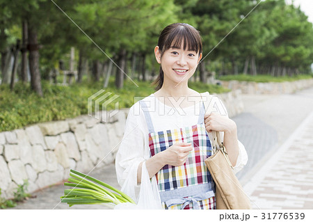 スーパー 買い物 帰宅 主婦 スーパー 買い物 帰宅 主婦 31776539