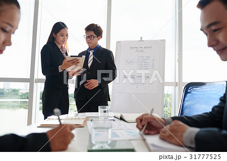 Business team Wrapped up in Work Business team Wrapped up in Work 31777525