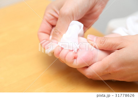 乳児離乳食　手元 31778626
