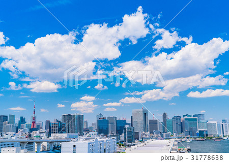 《東京都》白い雲と都市風景《初夏》 31778638
