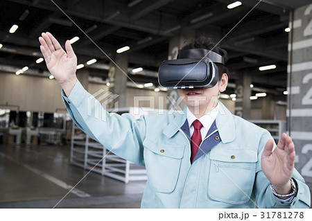 倉庫　VR　バーチャルリアリティ　ビジネスマン　工場　流通センター　配送センター　ビジネス　流通　物 31781278