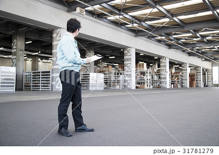 倉庫　ビジネスマン　後ろ姿　工場　流通センター　配送センター　ビジネス　流通　物流 31781279