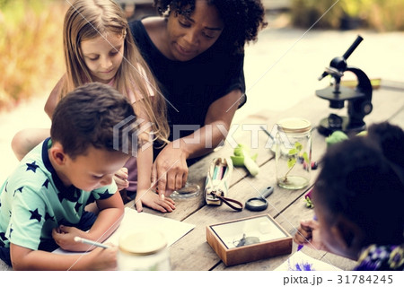 Group of Children are in a Field Trips 31784245