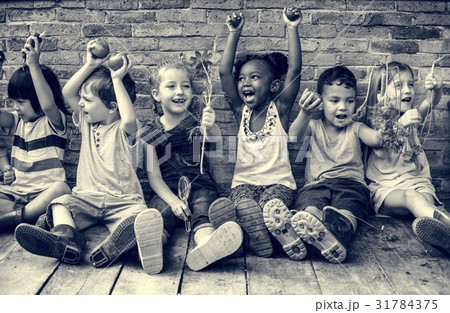 Group of Children are in a Field Trips 31784375