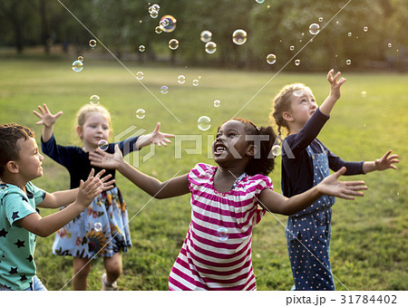 Group of Children are in a Field Trips 31784402