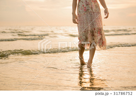 Happy asia woman Enjoying Beautiful Sunset  Beach 31786752