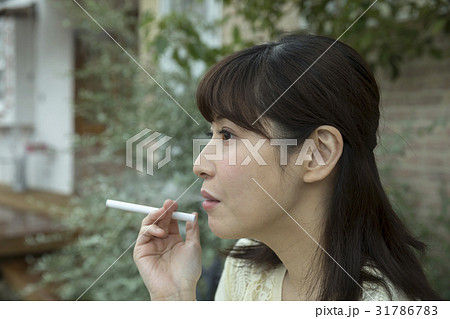 電子煙草を吸う女性 31786783