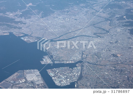 渥美湾の最奥、愛知県豊橋市、豊川市の市街と港湾を上空から見る 31786897