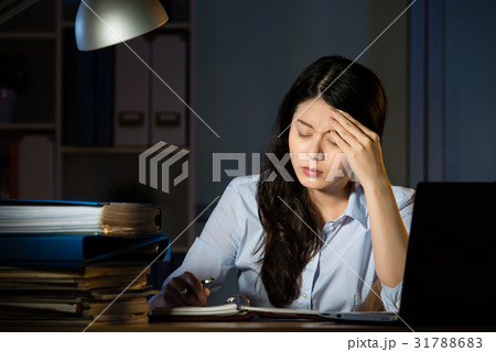 asian business woman headache working late night 31788683