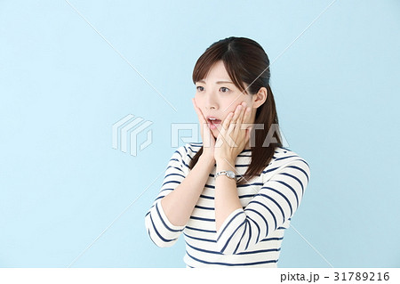 女性・ブルーバック 女性・ブルーバック 31789216