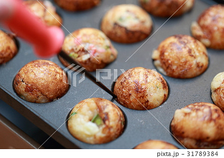 たこ焼き ホットプレート ホームパーティー 手作り タコ 蛸 食材 海鮮 食べ物 紅生姜 葱 の写真素材