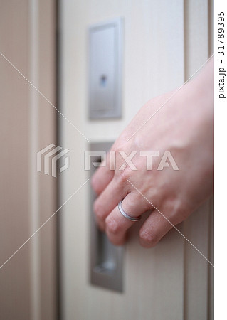 ドア (引き戸 引き込み戸 手 女性 ボディパーツ 人物 顔なし 出入り口 マイホーム 家 住宅) ドア (引き戸 引き込み戸 手 女性 ボディパーツ 人物 顔なし 出入り口 マイホーム 家 住宅) 31789395