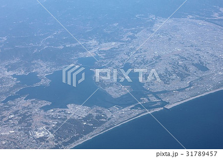 静岡県の遠州灘沿岸、浜松市と湖西市にまたがる浜名湖の全景と浜松市街を太平洋上空から見る 31789457