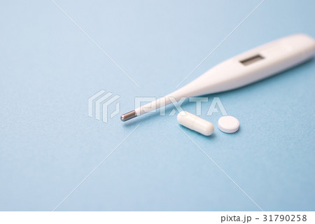 体温計と薬 31790258