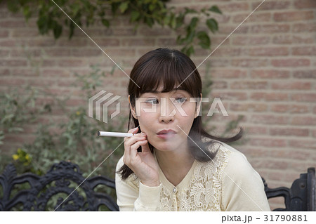 電子煙草を吸う女性の写真素材