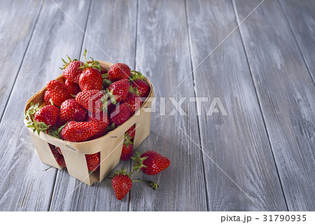 Fresh strawberries in a wooden crate Fresh strawberries in a wooden crate 31790935