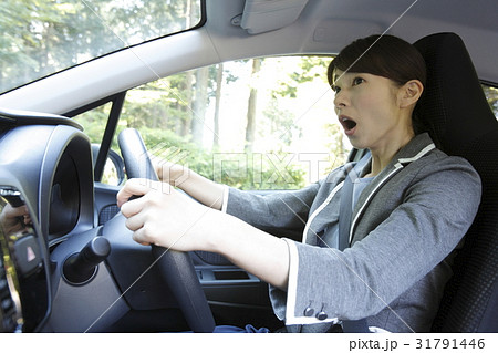 事故りそうな女性ドライバー 31791446