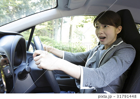 事故りそうな女性ドライバー 31791448