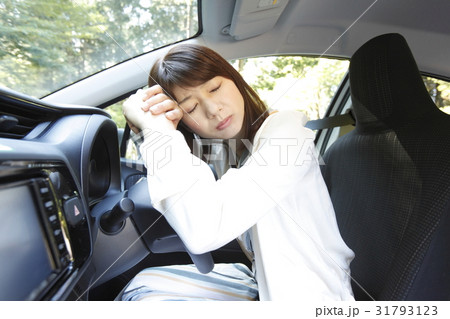 運転に疲れた女性ドライバー 運転に疲れた女性ドライバー 31793123