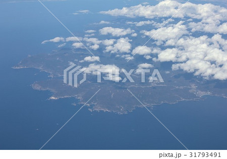 太平洋上空から雲間に見える静岡県伊豆半島南端の石廊崎を望む 31793491