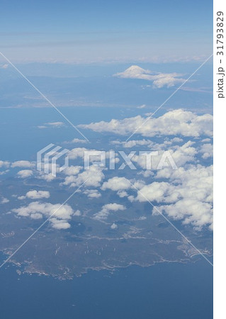 太平洋上空から雲間に見える静岡県伊豆半島南端の石廊崎と駿河湾越しに遠く富士山を望む 太平洋上空から雲間に見える静岡県伊豆半島南端の石廊崎と駿河湾越しに遠く富士山を望む 31793829