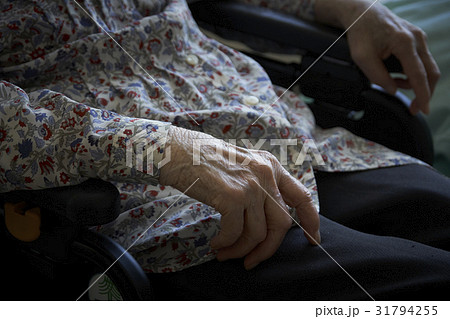 高齢者　日常　車椅子に座って 31794255