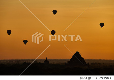 sunrise with many hot air balloons above Bagan 31794903