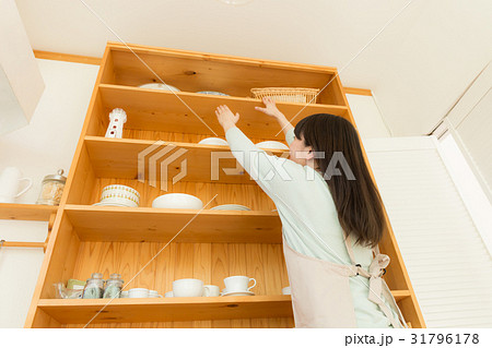 女性　料理 31796178