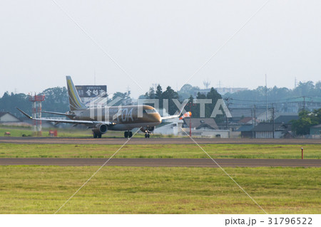 いわて花巻空港を離陸するエンブラエル175 31796522