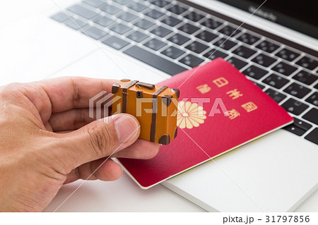 パスポートとノートパソコンと旅行鞄 パスポートとノートパソコンと旅行鞄 31797856