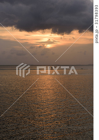 Seascape sunset with strom cloud background 31798393