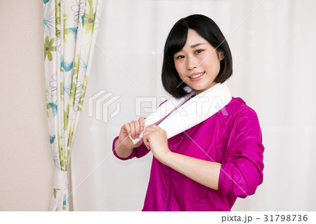 タオルを首にかけるスポーツウェアの女性 31798736