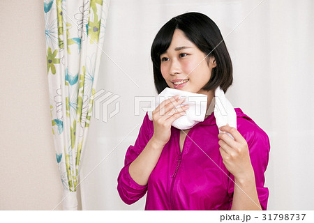 タオルで汗を拭くスポーツウェアの女性 31798737