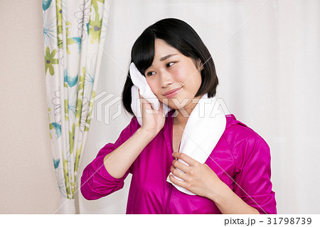 タオルで汗を拭くスポーツウェアの女性 31798739