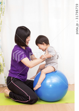 バランスボールに乗る子と支える母親 バランスボールに乗る子と支える母親 31798759