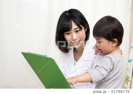カルテを持つ白衣の女性と子ども カルテを持つ白衣の女性と子ども 31798770