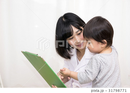 カルテを持つ白衣の女性と子ども カルテを持つ白衣の女性と子ども 31798771