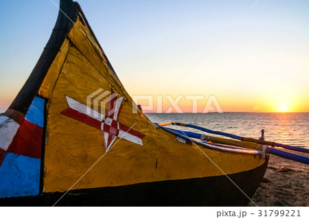 Pirogue at sunset 31799221